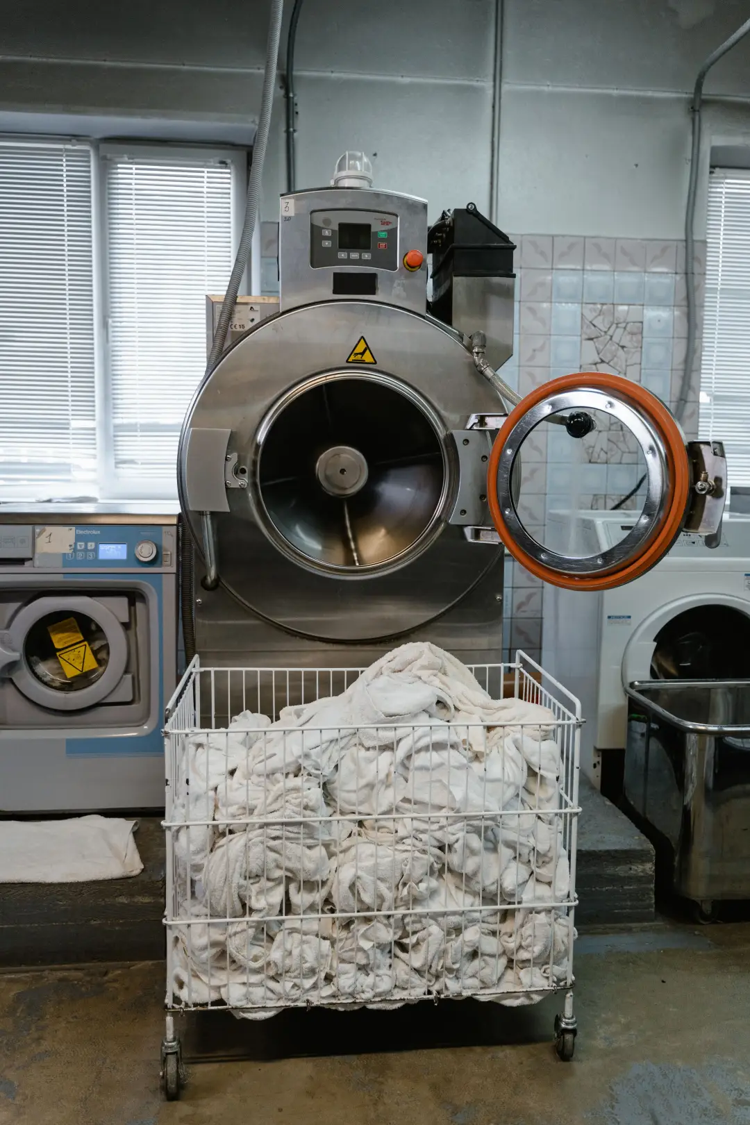 Kapağı açık endüstriyel makine ve beyaz havlularla dolu araba
