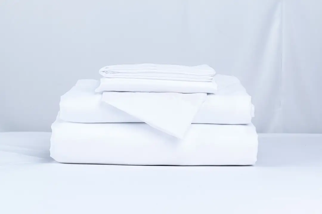 Ütülenmiş ve katlanmış beyaz nevresim takımları